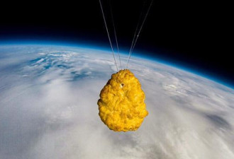 为庆祝50周年店庆，超市将一块炸鸡送入太空