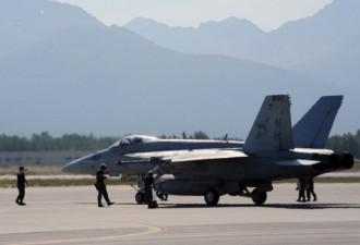 美国一架F18在“中国湖”附近坠毁 飞行员跳伞