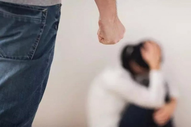 女儿性爱 尴尬了父母看“多人性爱片” 惊见女儿是主角_无忧资讯