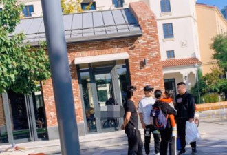 章子怡一家外出游玩被偶遇 逛私人社区彰显身份
