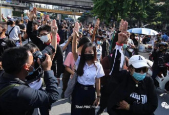 曼谷戒严！千万年轻人走上街头 要求整顿皇室