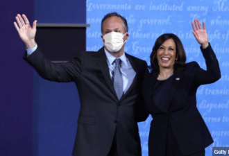 美副总统候选人伴侣登台致意，戴口罩了吗？