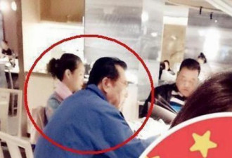 81岁李双江和梦鸽聚餐，满头黑发精神好