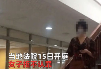 女子参加漫展不穿内裤撩裙让男友拍照