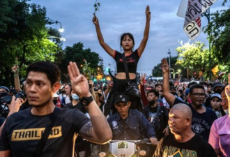 泰国王室车队遭民众抗议 君主制权威面临挑战