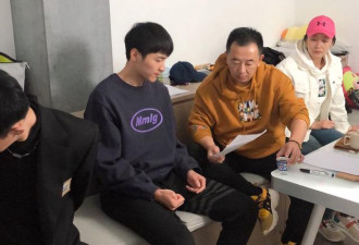 黄海波复工后近照被曝光，新人被说哭