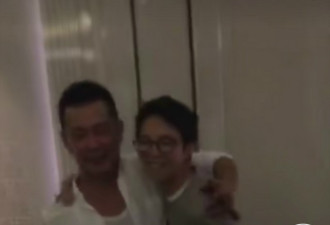 曾志伟现身夜店！身边辣妹环绕长腿吸睛