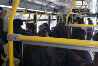 照片曝光公交车人挤人 TTC回应：嫌挤就下车