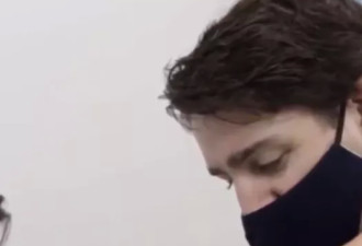 加拿大总理脱衣服打疫苗，隐秘纹身当场暴露！