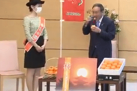 吃完柿子，日本首相诗意大发：想起故乡
