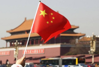 媒体转发《国旗法》修正案 中国人集体崩溃！