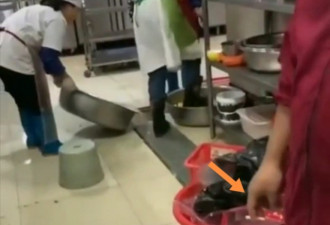 武汉某高校食堂后厨人员用脚洗菜