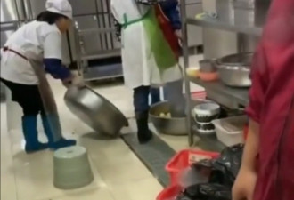 武汉某高校食堂后厨人员用脚洗菜