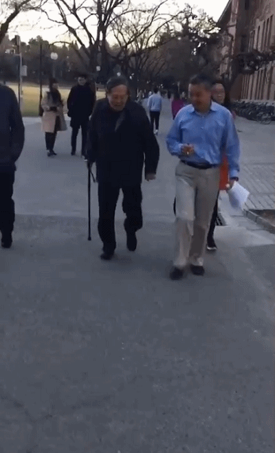 98岁华裔学家杨振宁不用搀扶健步如飞