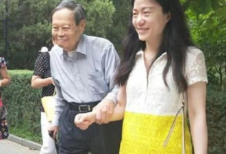 98岁华裔学家杨振宁不用搀扶健步如飞