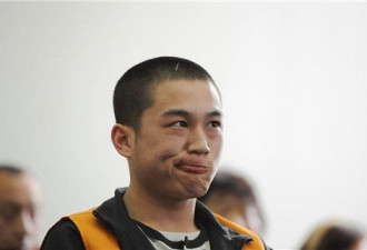 90后搬运工残杀母子后 在法庭上微笑求判死刑