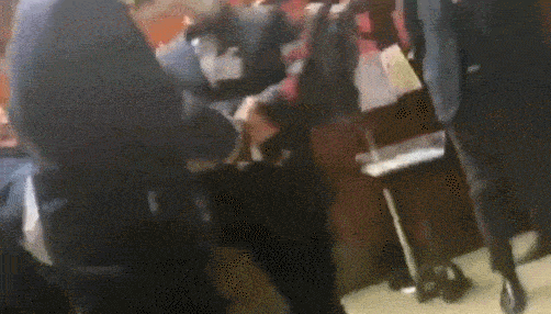 意大利议员不肯好好戴口罩，被抬出会场