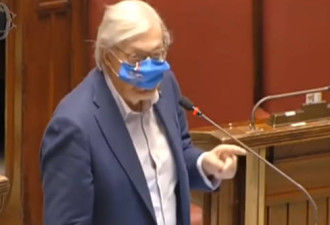 意大利议员不肯好好戴口罩，被抬出会场