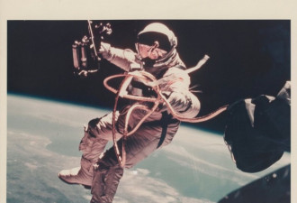 2400张罕见NASA照拍卖 含首张人类太空自拍照