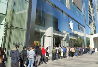 华为秒光 iPhone12首销门店体验排长队
