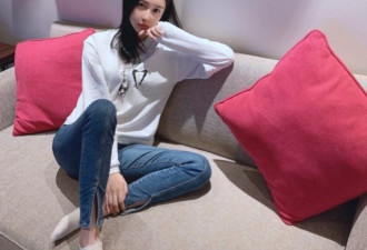 潘玮柏老婆婚后首度露面，高调秀婚戒力证幸福