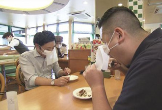 日本推出餐饮用口罩 政府：吃饭时戴上