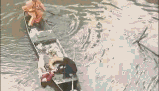 小伙救起落水女子，却被她一脚踹下了河