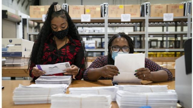 在马里兰州，这个全美最早开始检视邮递选票的州份，以两党配对形式工作的点票员在检视邮寄的选票。
