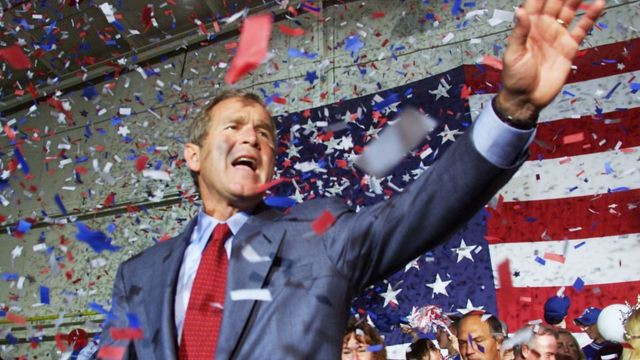 乔治·W·布什在2000年总统选举�胜出，这是他在佛罗里达州庆祝胜利。