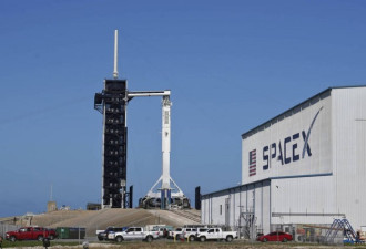 SpaceX天龙号将升空 彭斯伉俪现场见证