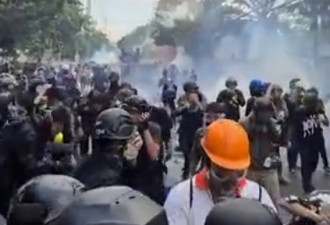 泰国抗议不断，警察无奈使用水枪驱散示威者
