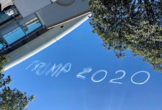 澳洲川粉用飞机在天空写下“Trump 2020”