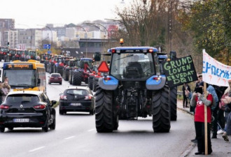 丹麦农民驾驶拖拉机车队游行 抗议政府