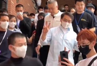 成龙现身高校变院长 罗圈腿严重走路晃悠