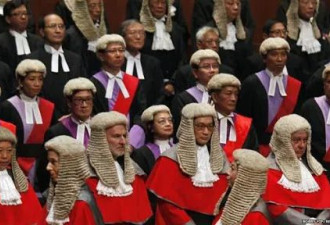 英国都不戴了 香港法官的假发该摘下了