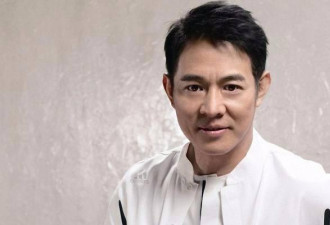 李连杰与女儿现身三亚 嘲颜值不如妈妈