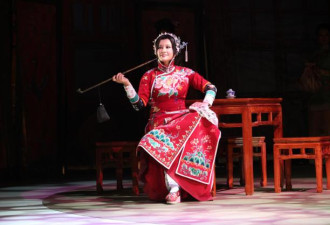 刘晓庆再演少女：一身红衣婀娜 为答谢观众跪地