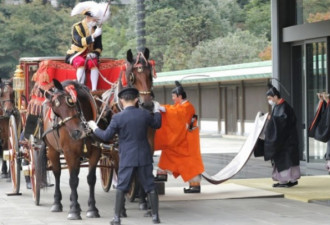 日本天皇没有儿子 举行仪式将弟弟立为皇嗣