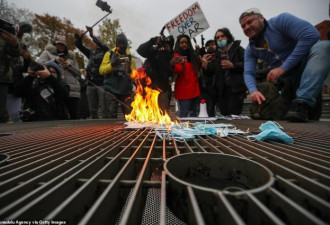 纽约爆反封锁抗议，民众烧口罩要求停止暴政