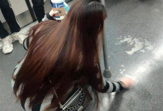 武汉地铁上 这个长发及腰的背影火了…