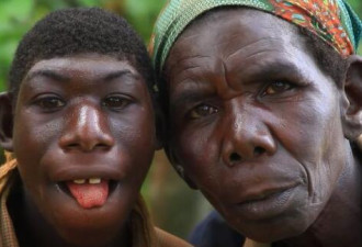 21岁非洲男子和母亲生活在丛林里 每天吃草