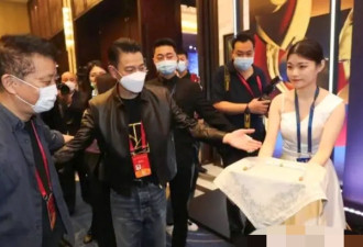 天王也老了 刘德华现身金鸡奖戴着老花镜