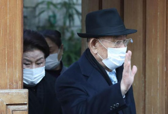 89岁韩前总统出庭受审 家门口怒斥示威者