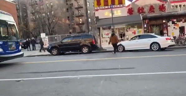 中国留学生为抢车位街头互殴！一人被车撞飞！