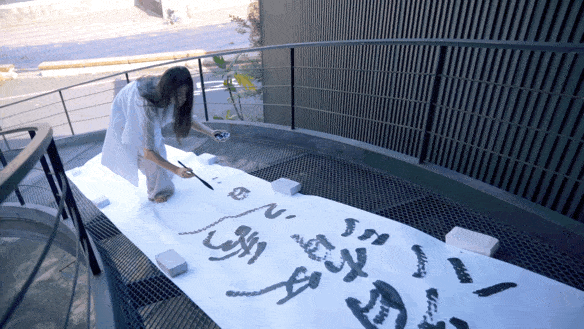 她在人体上写毛笔字，把内心的敏感故事示众