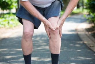 老人膝关节不好，到底要静养还是运动？