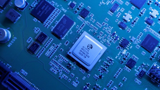 的确，华为海思设计的鲲鹏920芯片组展示了其实际能力，但华为的业务延伸领域也不�于�。（路透社）