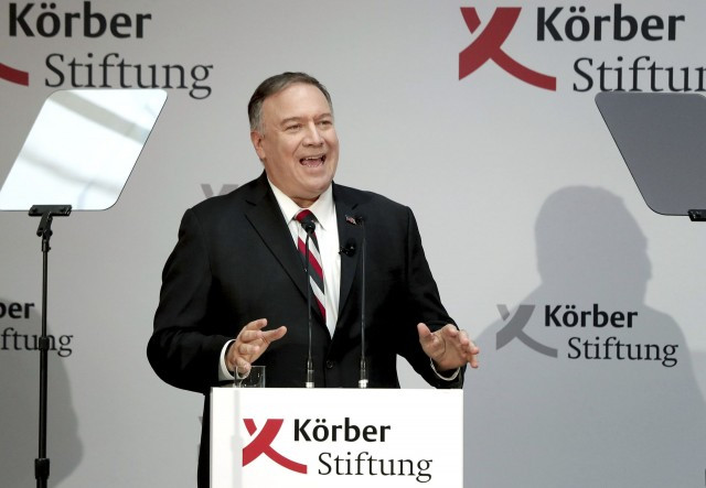 美国务卿蓬佩奥（Mike Pompeo）在柏林克贝尔基金会（Koerber-Stiftung）发表柏林墙倒塌30周年演讲时，提醒德国与美国一道对抗�俄，并再次宣扬�国电信企业华为威胁论。 （美联社）