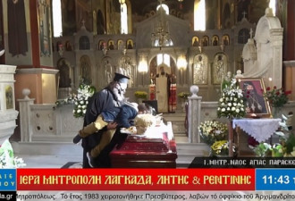 希腊主教感染新冠而死，牧师竟带孩子亲吻棺木