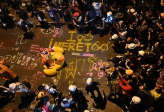 大黄鸭现身民主抗议活动现场成吉祥物